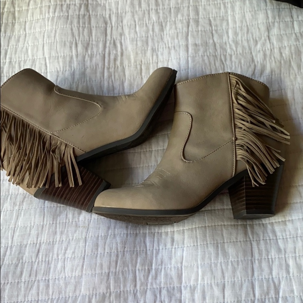 Beige suede boots with fringe and 3 inch heel.
